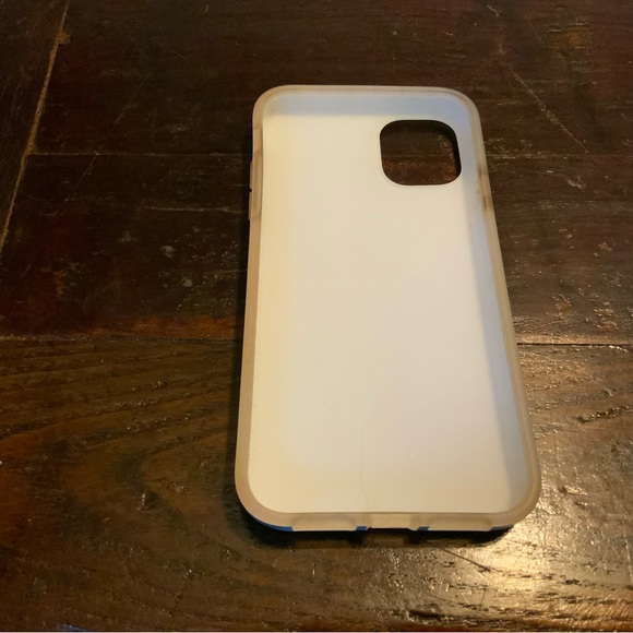 iPhone cover with beautiful turquoise, pink and gold accents - Picture 3 of 5